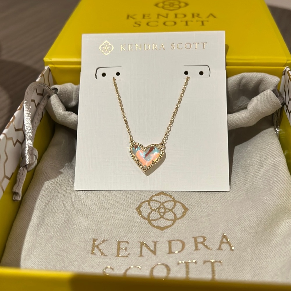 Brand new Kendra Scott heart necklace in gold